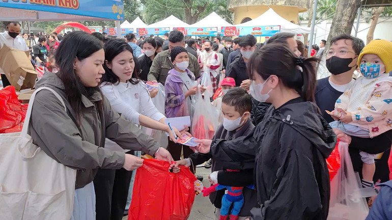 Điều ước cuối năm của những em bé đón Tết tại bệnh viện -0