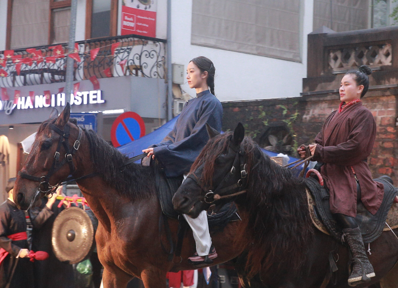 Người dân, du khách đội mưa rét, rộn ràng đón xuân trên nhiều tuyến phố cổ Hà Nội -1
