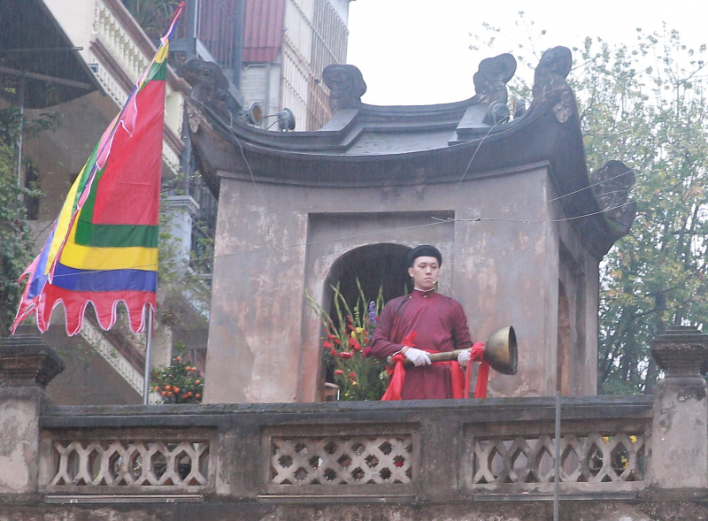 Người dân, du khách đội mưa rét, rộn ràng đón xuân trên nhiều tuyến phố cổ Hà Nội -2