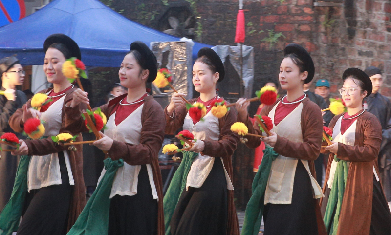 Người dân, du khách đội mưa rét, rộn ràng đón xuân trên nhiều tuyến phố cổ Hà Nội -1