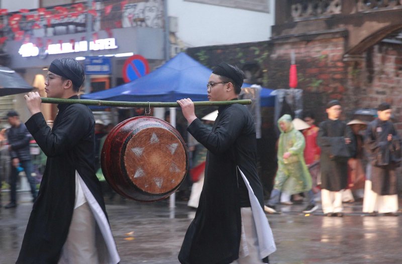 Người dân, du khách đội mưa rét, rộn ràng đón xuân trên nhiều tuyến phố cổ Hà Nội -3