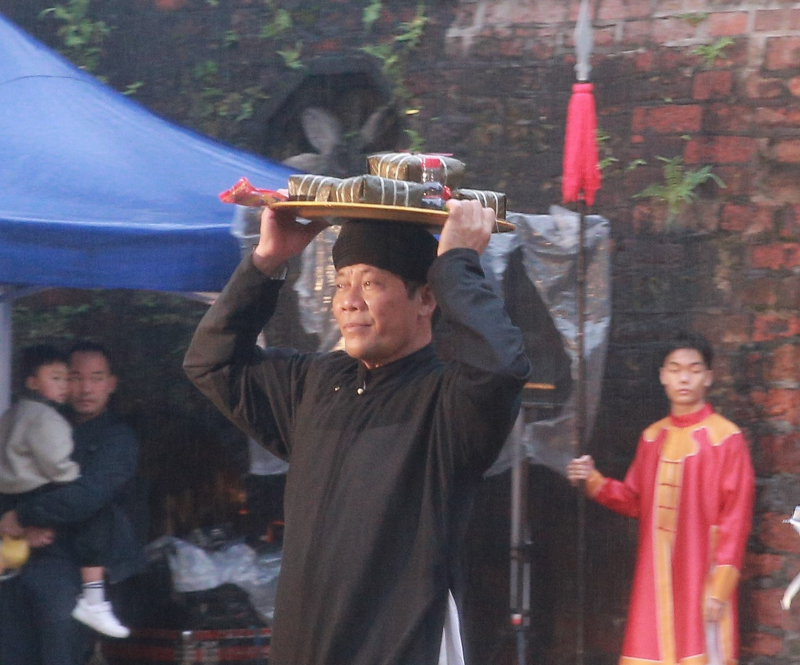 Người dân, du khách đội mưa rét, rộn ràng đón xuân trên nhiều tuyến phố cổ Hà Nội -5