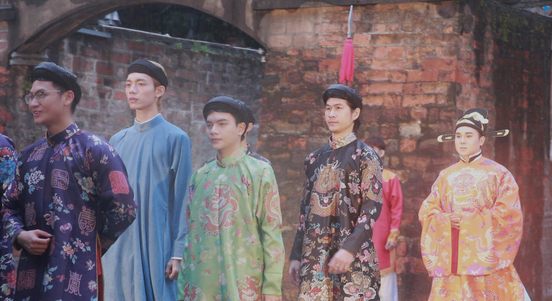 Người dân, du khách đội mưa rét, rộn ràng đón xuân trên nhiều tuyến phố cổ Hà Nội -6