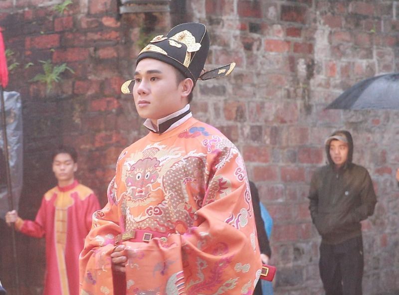 Người dân, du khách đội mưa rét, rộn ràng đón xuân trên nhiều tuyến phố cổ Hà Nội -7