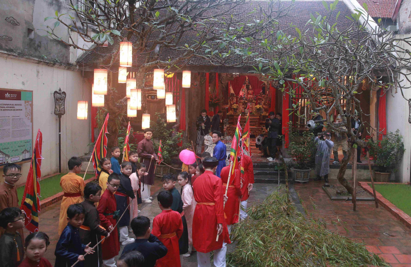 Người dân, du khách đội mưa rét, rộn ràng đón xuân trên nhiều tuyến phố cổ Hà Nội -0