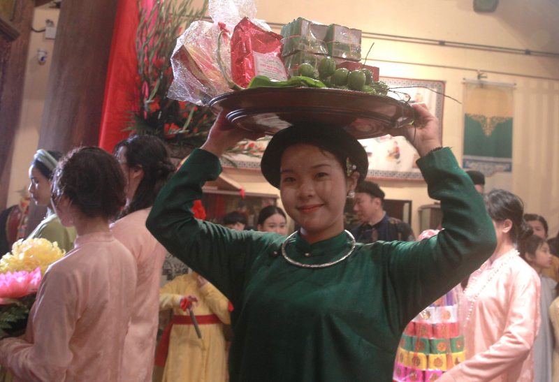 Người dân, du khách đội mưa rét, rộn ràng đón xuân trên nhiều tuyến phố cổ Hà Nội -0