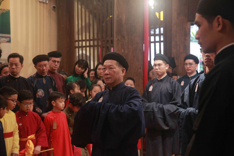 Người dân, du khách đội mưa rét, rộn ràng đón xuân trên nhiều tuyến phố cổ Hà Nội -0