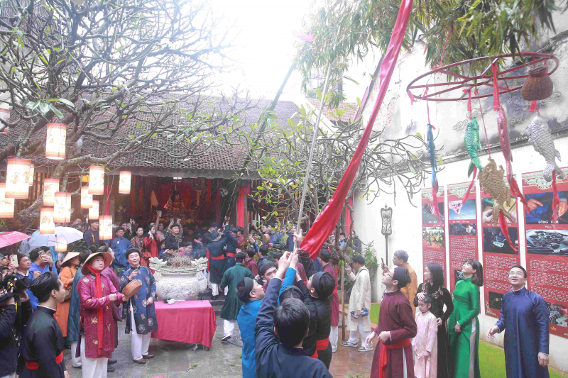 Người dân, du khách đội mưa rét, rộn ràng đón xuân trên nhiều tuyến phố cổ Hà Nội -0