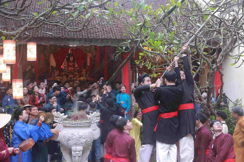 Người dân, du khách đội mưa rét, rộn ràng đón xuân trên nhiều tuyến phố cổ Hà Nội -0