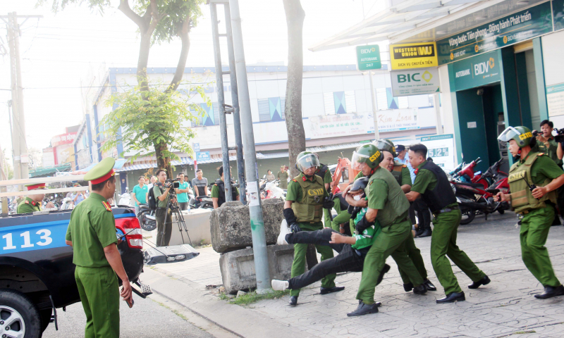Công an tỉnh An Giang diễn tập phương án phòng chống cướp ngân hàng -0