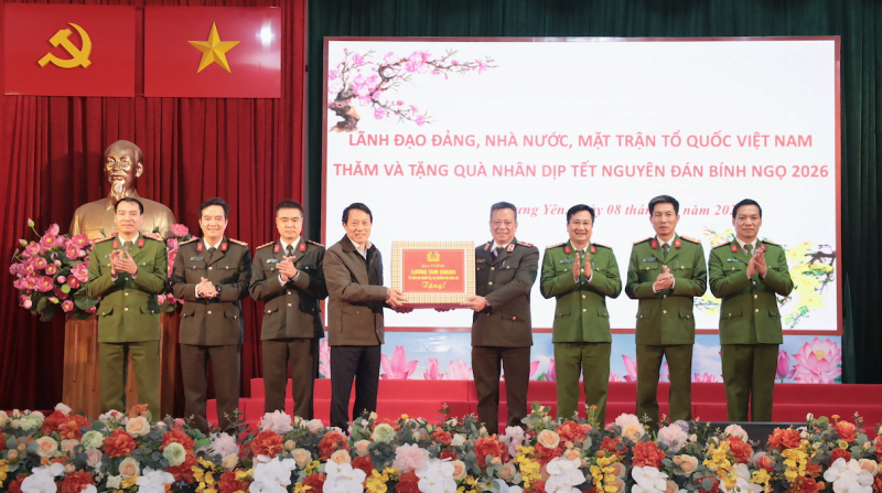 Đại tướng Lương Tam Quang thăm, tặng quà hộ nghèo, người lao động tỉnh Hưng Yên -0