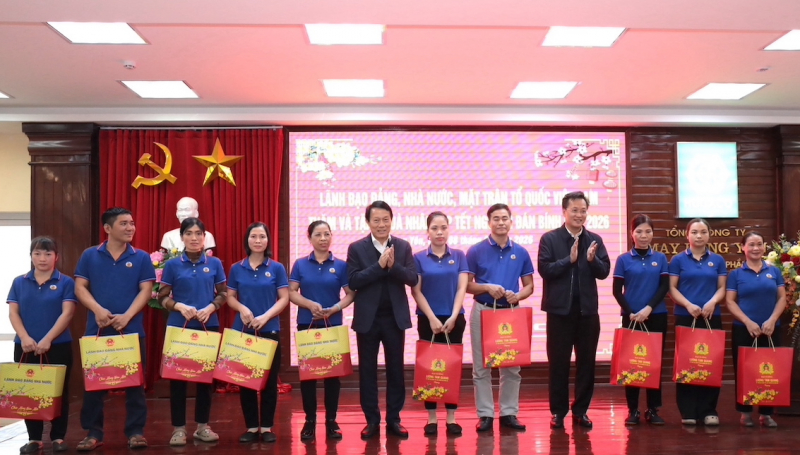 Đại tướng Lương Tam Quang thăm, tặng quà hộ nghèo, người lao động tỉnh Hưng Yên -0