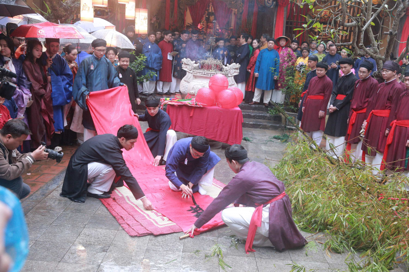 Người dân, du khách đội mưa rét, rộn ràng đón xuân trên nhiều tuyến phố cổ Hà Nội -0