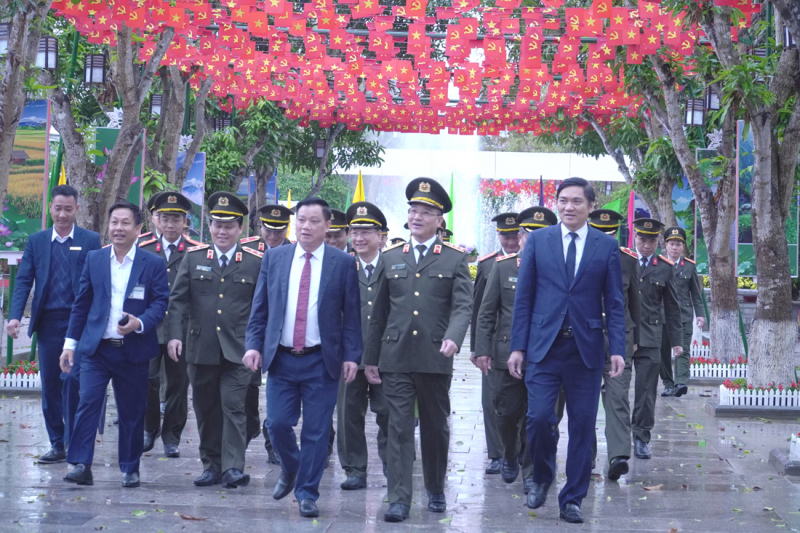 Thứ trưởng Phạm Thế Tùng dâng hoa, dâng hương tưởng niệm Chủ tịch Hồ Chí Minh -0