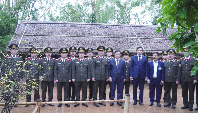 Thứ trưởng Phạm Thế Tùng dâng hoa, dâng hương tưởng niệm Chủ tịch Hồ Chí Minh -0