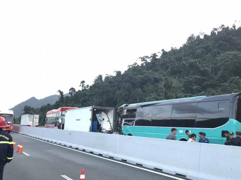                    Cảnh sát giải cứu tài xế trng vụ tai nạn liên hoàn trên cao tốc Vân Phong – Nha Trang -0