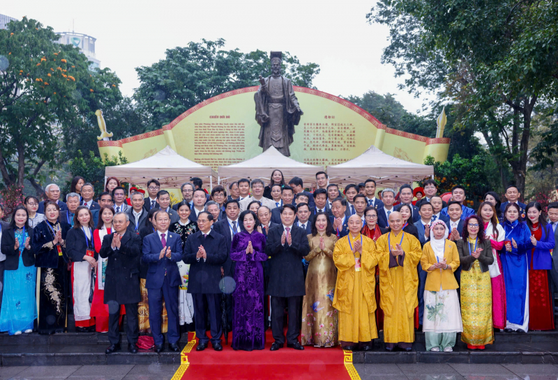Chủ tịch nước Lương Cường cùng đại biểu kiều bào dâng hương tại Tượng đài Lý Thái Tổ và đền Ngọc Sơn -0
