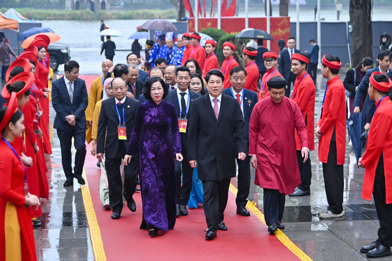 Chủ tịch nước Lương Cường cùng đại biểu kiều bào dâng hương tại Tượng đài Lý Thái Tổ và đền Ngọc Sơn -0