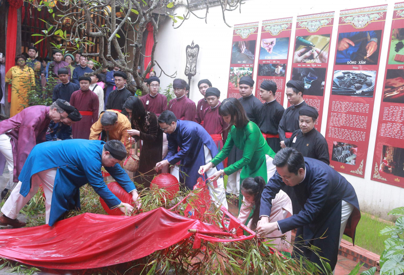 Người dân, du khách đội mưa rét, rộn ràng đón xuân trên nhiều tuyến phố cổ Hà Nội -0