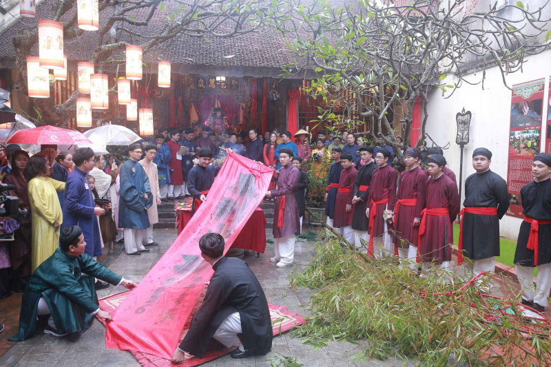 Người dân, du khách đội mưa rét, rộn ràng đón xuân trên nhiều tuyến phố cổ Hà Nội -0