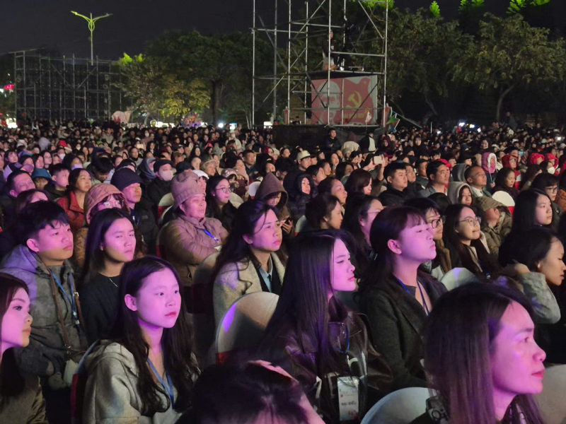 Người dân và du khách ấn tượng với Đêm khai mạc Lễ hội hoa đào Xứ Lạng 2026 -0