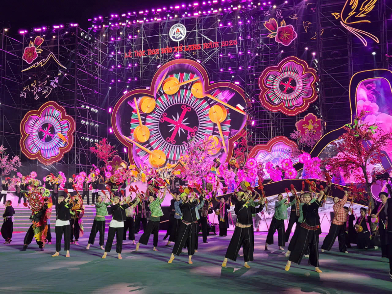 Người dân và du khách ấn tượng với Đêm khai mạc Lễ hội hoa đào Xứ Lạng 2026 -0