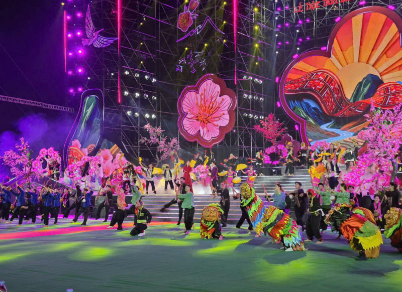 Người dân và du khách ấn tượng với Đêm khai mạc Lễ hội hoa đào Xứ Lạng 2026 -0