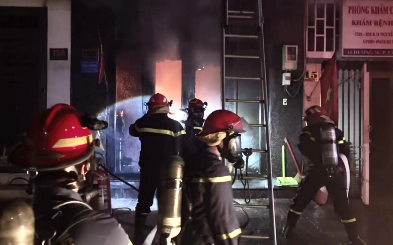 Giải cứu kịp thời vợ chồng và 2 đứa trẻ thoát khỏi đám cháy -0