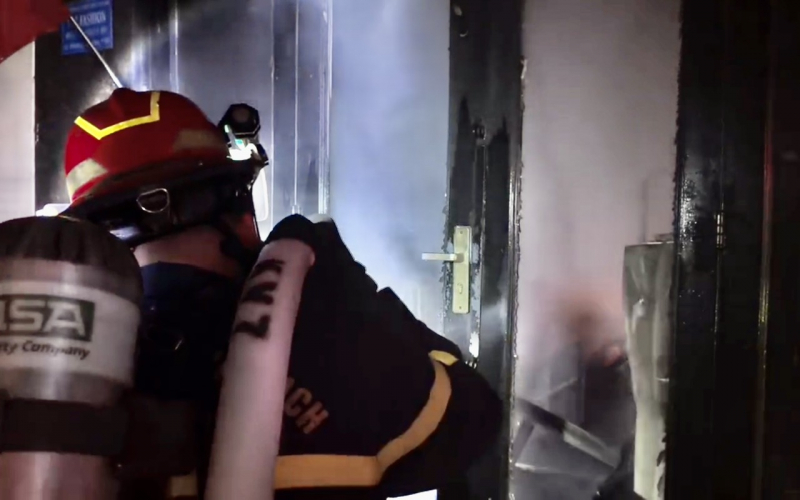 Giải cứu kịp thời vợ chồng và 2 đứa trẻ thoát khỏi đám cháy -0