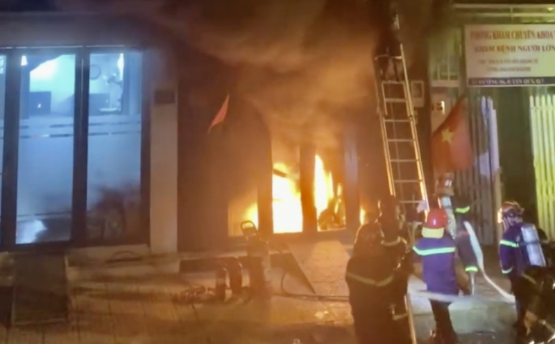 Giải cứu kịp thời vợ chồng và 2 đứa trẻ thoát khỏi đám cháy -0