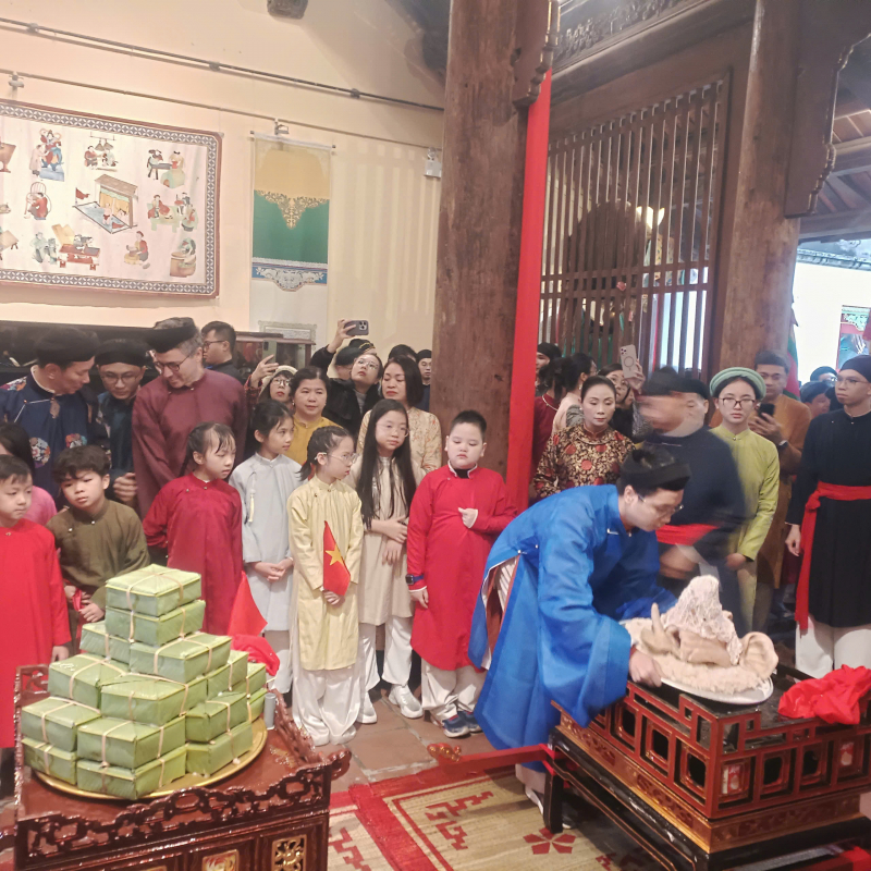 Người dân, du khách đội mưa rét, rộn ràng đón xuân trên nhiều tuyến phố cổ Hà Nội -1