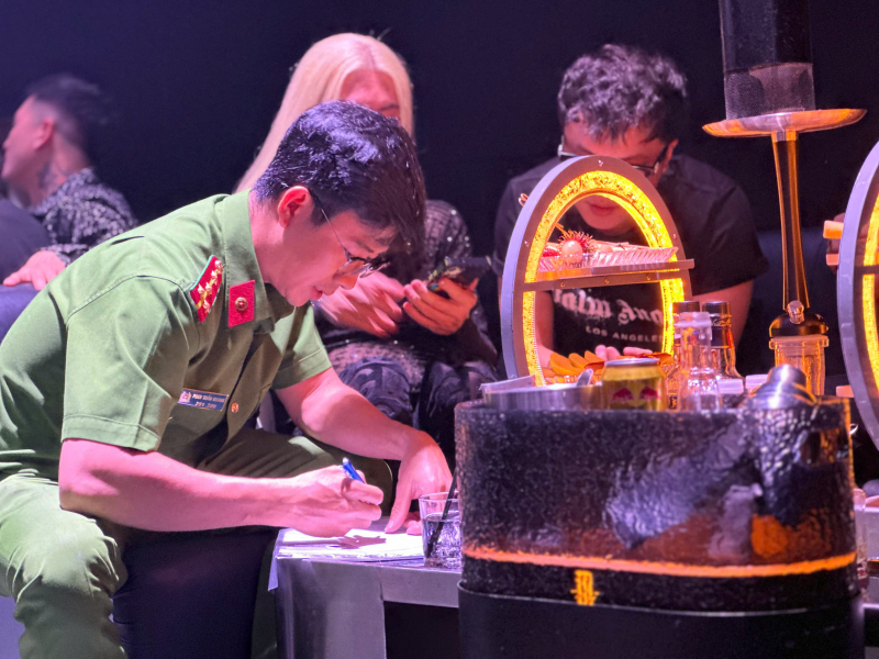 Đột kích quán bar giữa đêm, phát hiện nhiều khách dương tính với ma túy -0