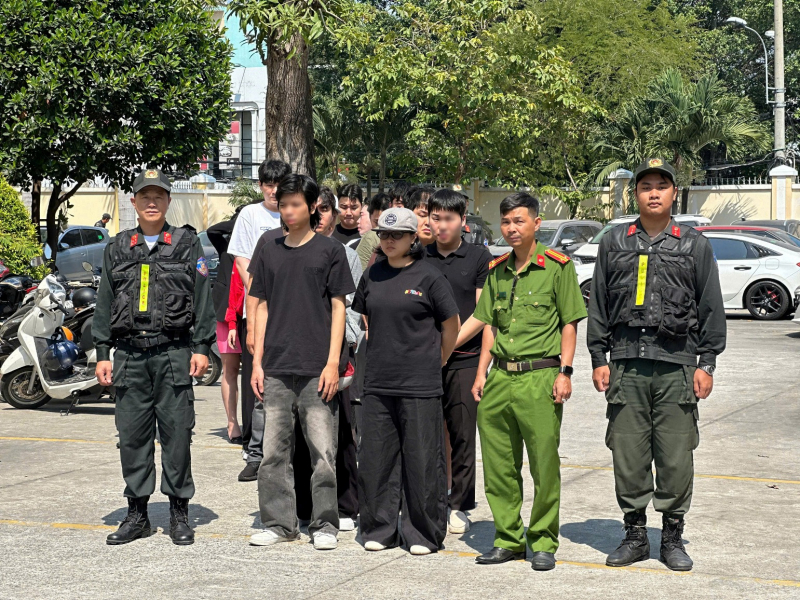 Đột kích quán bar giữa đêm, phát hiện nhiều khách dương tính với ma túy -1