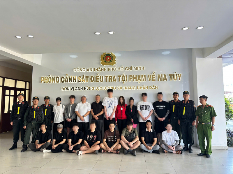 Đột kích quán bar giữa đêm, phát hiện nhiều khách dương tính với ma túy -2