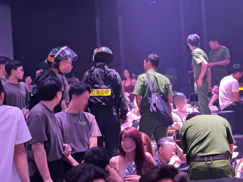 Đột kích quán bar giữa đêm, phát hiện nhiều khách dương tính với ma túy -0