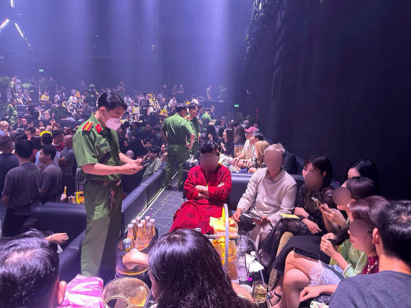 Đột kích quán bar giữa đêm, phát hiện nhiều khách dương tính với ma túy -1