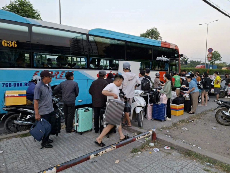 TP Hồ Chí Minh: Xe ngang nhiên dừng đón khách, khách vạ vật ngoài đường chờ đón xe về quê dịp Tết  -0