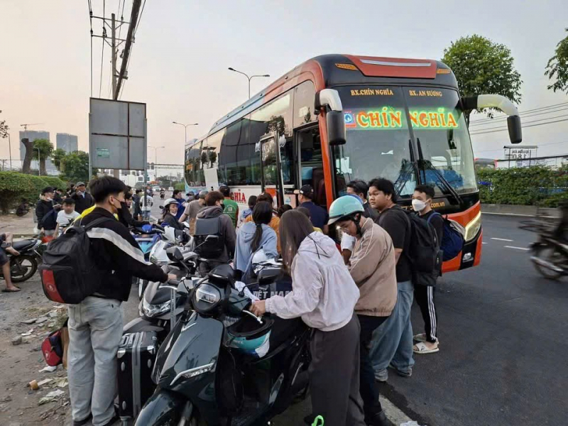 TP Hồ Chí Minh: Xe ngang nhiên dừng đón khách, khách vạ vật ngoài đường chờ đón xe về quê dịp Tết  -0