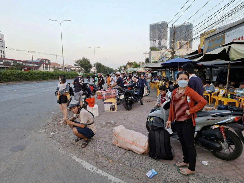 TP Hồ Chí Minh: Xe ngang nhiên dừng đón khách, khách vạ vật ngoài đường chờ đón xe về quê dịp Tết  -0