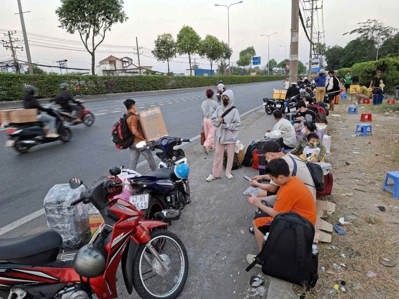 TP Hồ Chí Minh: Xe ngang nhiên dừng đón khách, khách vạ vật ngoài đường chờ đón xe về quê dịp Tết  -0