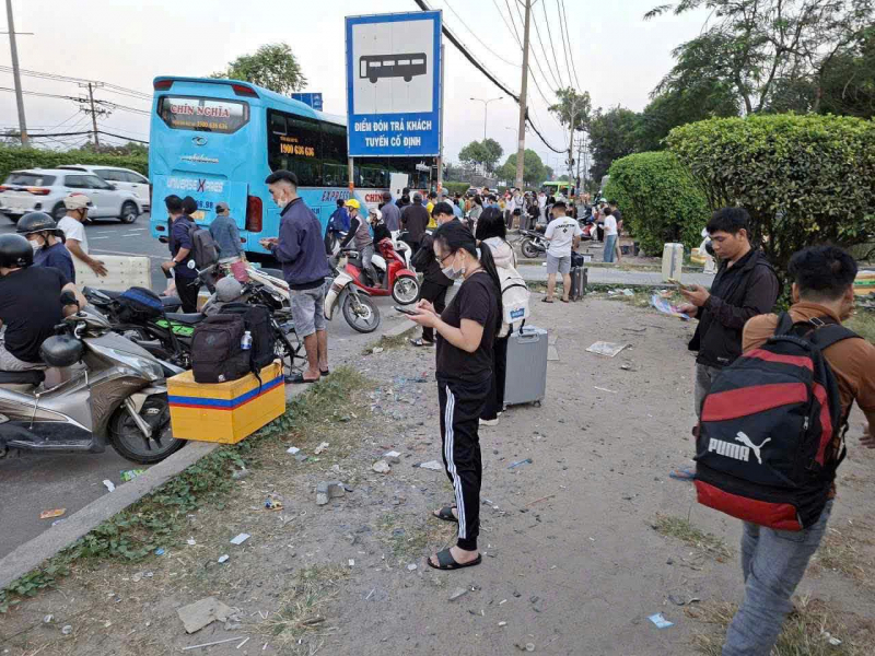 TP Hồ Chí Minh: Xe ngang nhiên dừng đón khách, khách vạ vật ngoài đường chờ đón xe về quê dịp Tết  -0