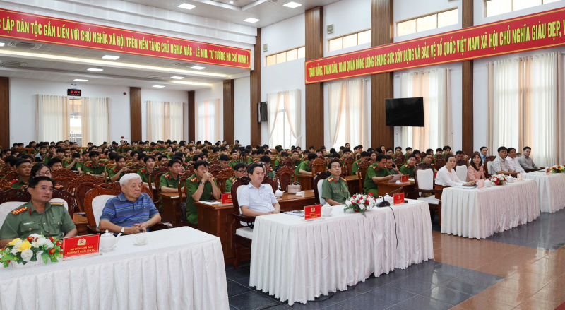 Tư vấn hướng nghiệp cho gần 300 hạ sĩ quan, chiến sĩ sắp xuất ngũ -0