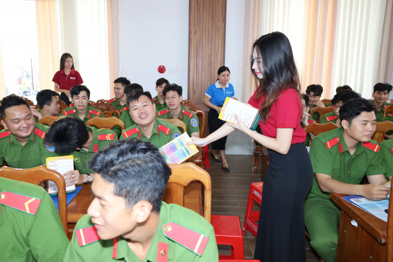 Tư vấn hướng nghiệp cho gần 300 hạ sĩ quan, chiến sĩ sắp xuất ngũ -0