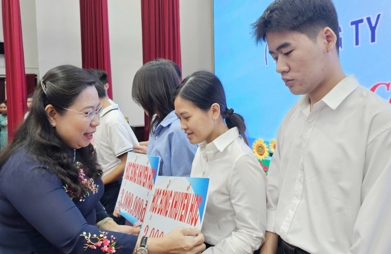 Trao 278 suất học bổng Lương Định Của tặng sinh viên hiếu học -0