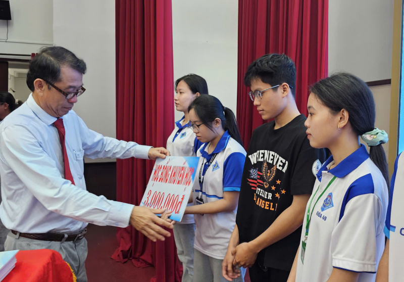 Trao 278 suất học bổng Lương Định Của tặng sinh viên hiếu học -1