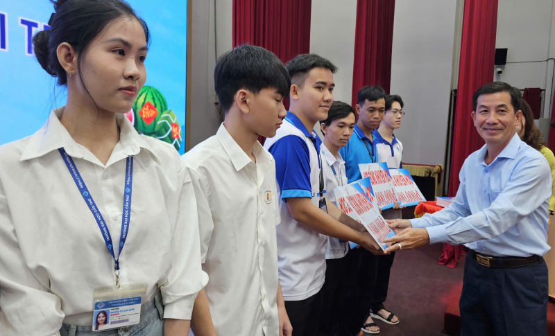 Trao 278 suất học bổng Lương Định Của tặng sinh viên hiếu học -2