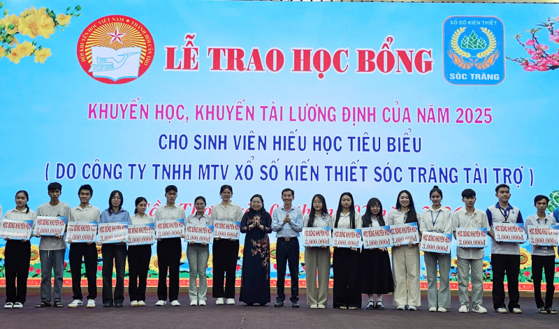 Trao 278 suất học bổng Lương Định Của tặng sinh viên hiếu học -3