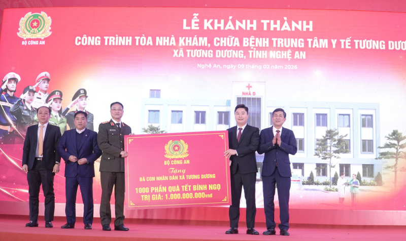 Thứ trưởng Phạm Thế Tùng dự Lễ khánh thành công trình tòa nhà khám, chữa bệnh Trung tâm Y tế Tương Dương -0