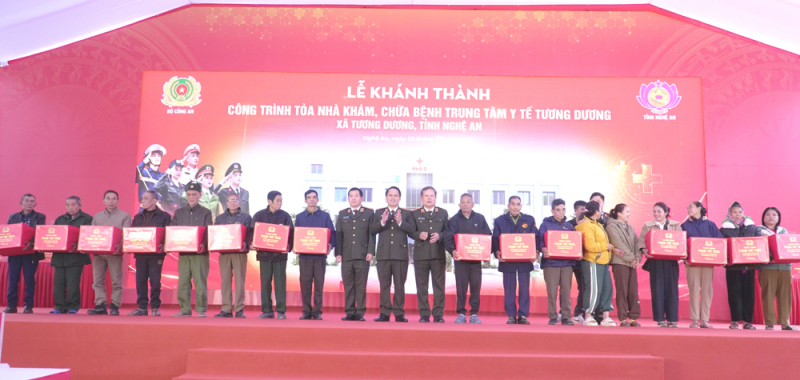 Thứ trưởng Phạm Thế Tùng dự Lễ khánh thành công trình tòa nhà khám, chữa bệnh Trung tâm Y tế Tương Dương -0