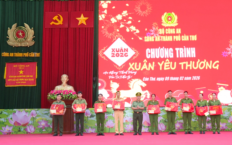 Công an TP Cần Thơ tặng quà 74 cháu mồ côi, khó khăn -0